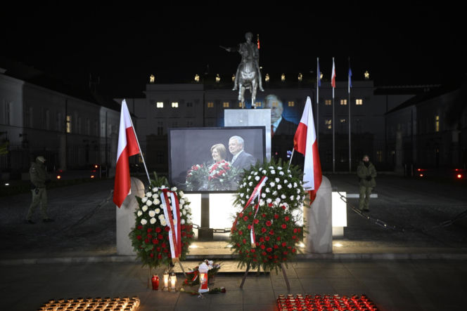 Marsz Pamięci PiS przeszedł ulicami Warszawy. To już 16 lat po katastrofie smoleńskiej