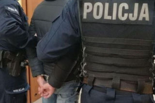 Domowa awantura w jednym z mieszkań na Pomorzu. 38-latek pobił ojca, a potem rzucił się na policjantów