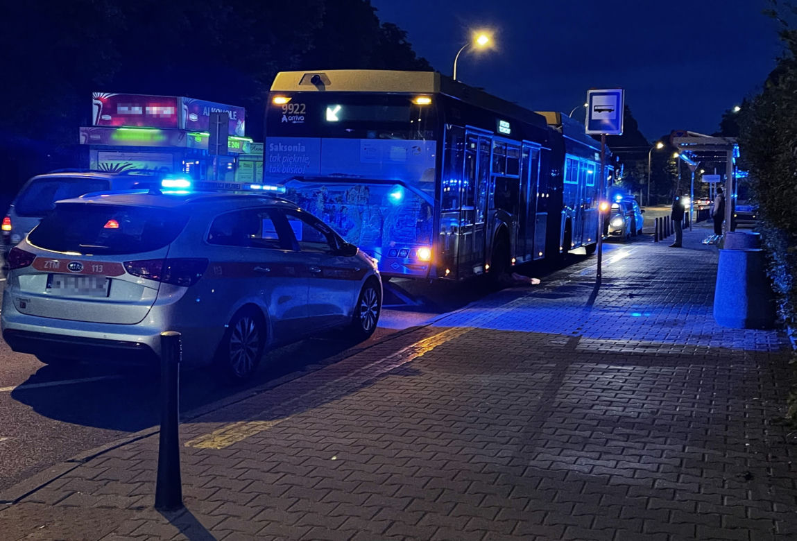 Miejski autobus zmiażdżył mu nogę na przystanku w Warszawie. „Trzeba było amputować”