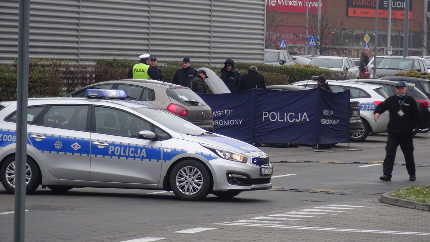 Zwłoki dwójki młodych osób znalezione w samochodzie 