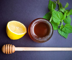 Jak zrobić syrop z pokrzywy, żeby nie był trawiasty? Ten jeden trik zmienia wszystko