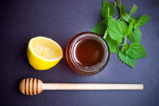 Jak zrobić syrop z pokrzywy, żeby nie był trawiasty? Ten jeden trik zmienia wszystko