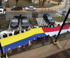 Jesteśmy razem i nie damy się skłócić. Lublin solidarny z Ukrainą. 20-metrowa flaga przed konsulatem