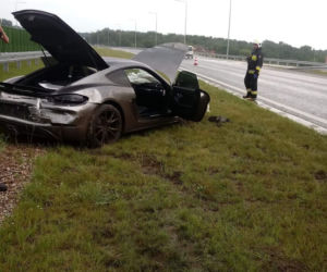 Piękne porsche uderzyło w bariery! Niebezpieczny wypadek koło Kościana