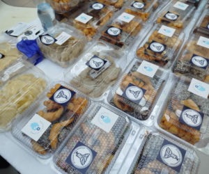 Uczennice IV LO szkolą Siedlczan z udzielania pierwszej pomocy