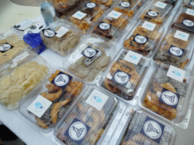 Uczennice IV LO szkolą Siedlczan z udzielania pierwszej pomocy