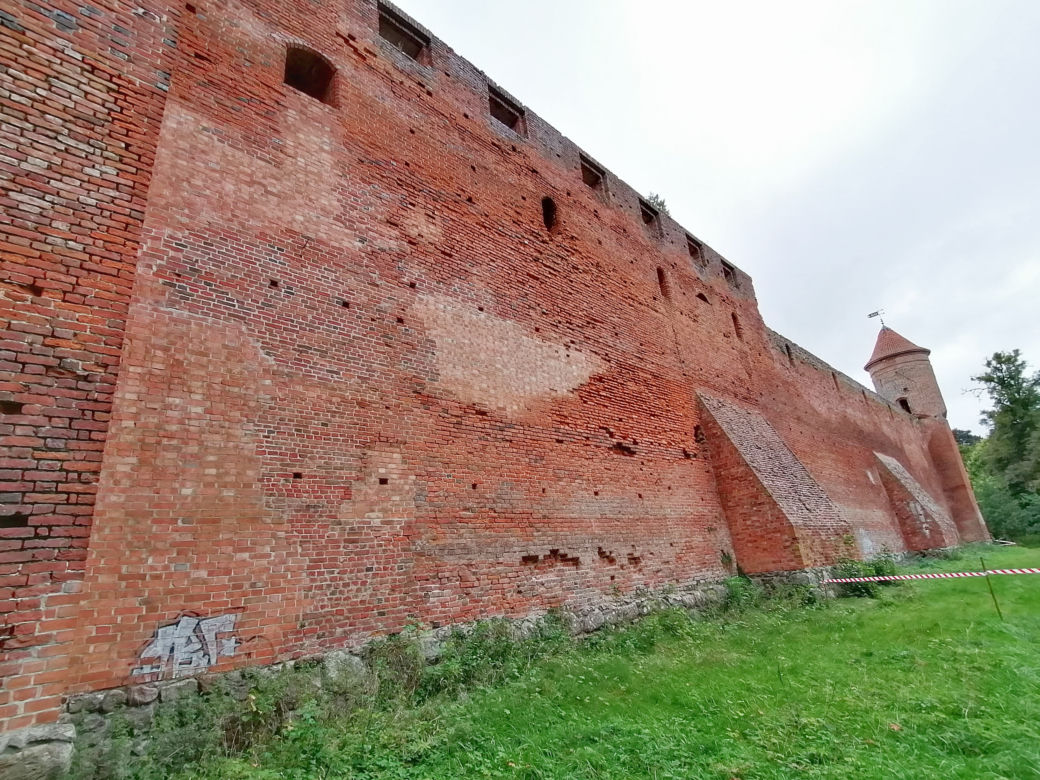 Pomarańczowi rowerzyści najechali zamek w Szymbarku