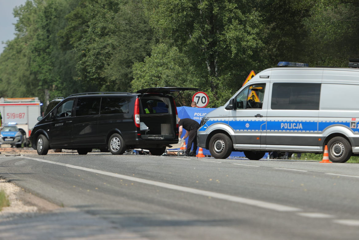 Masakra w Grębiszewie. Pojazdy zgniecione jak puszki