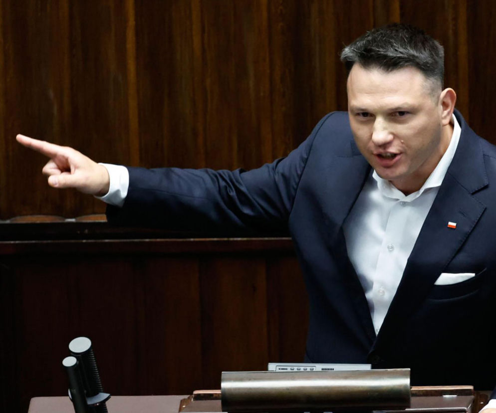 Sławomir Mentzen przemawia, wskazując palcem. O jego słowach o dyskryminacji mężczyzn w policji przeczytasz na SE Polityka.