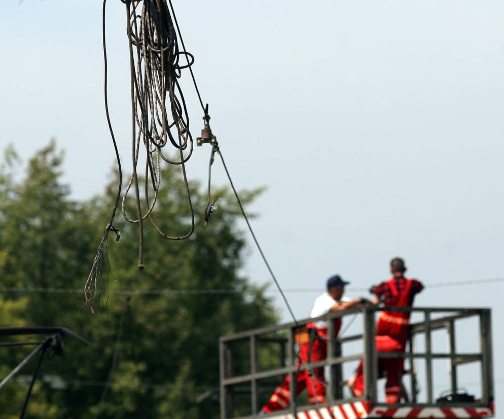 Słup przerwał trakcję tramwajową 