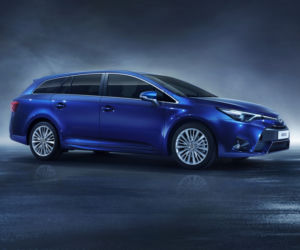 Nowa Toyota Avensis 2015