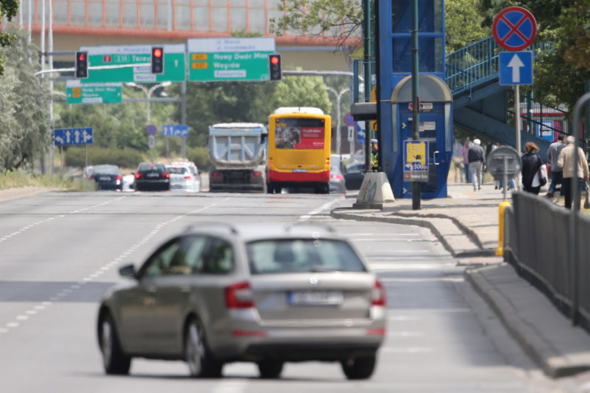 Policjanci kryją się za windą