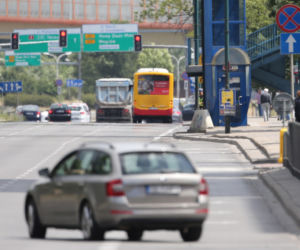 Policjanci kryją się za windą