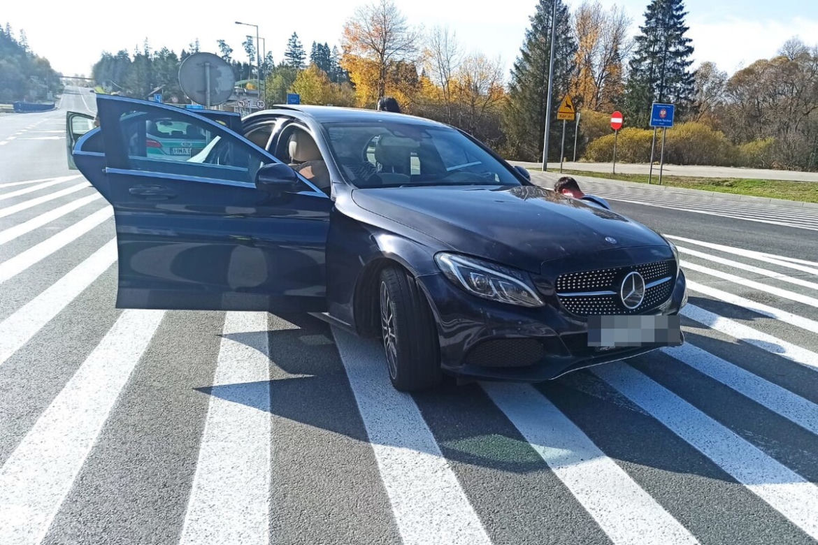 Strażnicy znaleźli mercedesa skradzionego 4 lata temu w Holandii. Komiczne tłumaczenia nowego właściciela