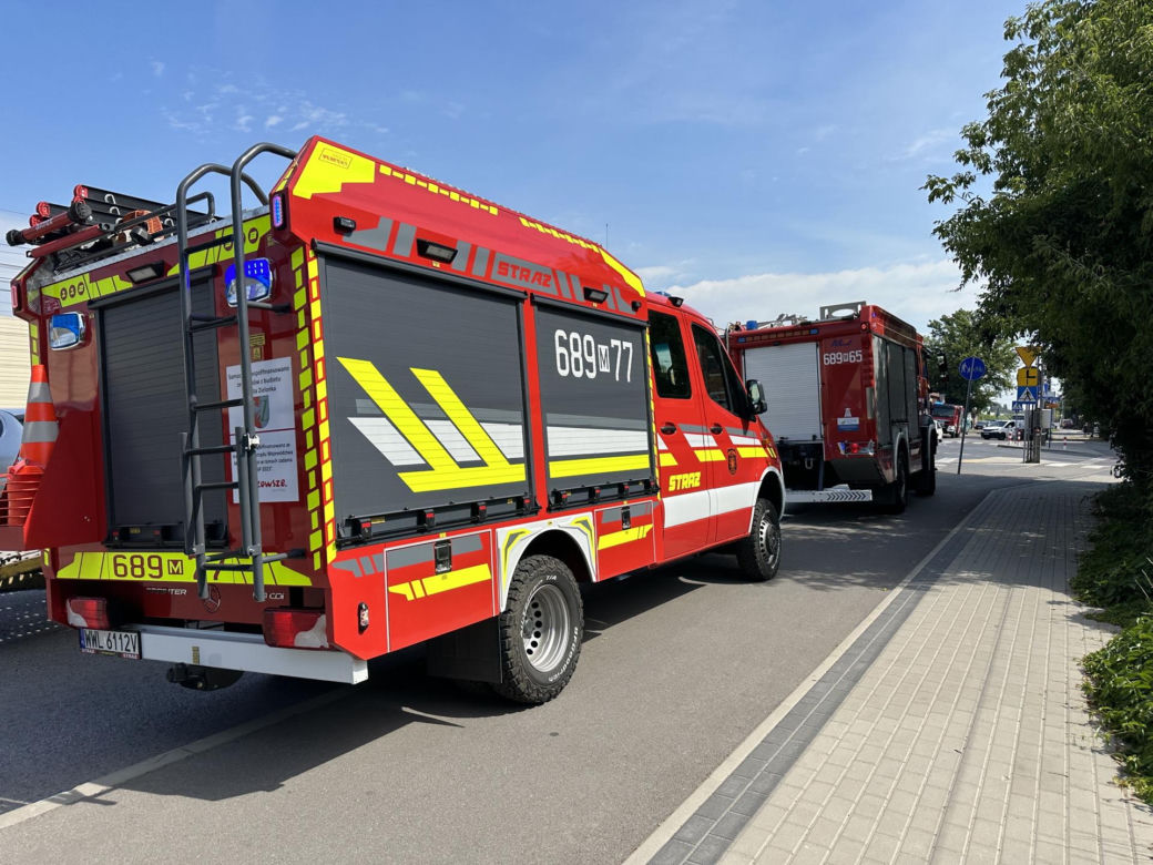 Tragedia w Kobyłce. Pieszy nie żyje, wpadł pod pociąg. 200 osób ewakuowanych	
