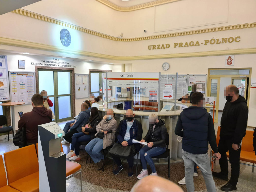 W ostatniej chwili uciekli przed grzywną! Nawet  dwie godziny w kolejce do spisu