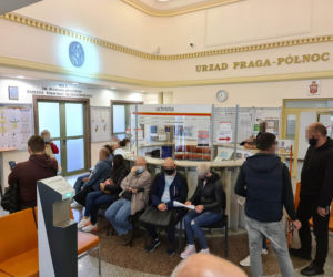 W ostatniej chwili uciekli przed grzywną! Nawet  dwie godziny w kolejce do spisu