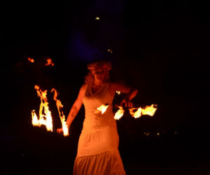 Pokaz fireshow w wykonaniu tancerzy i tancerek Teatru Ognia „Mantra” z Makowa Mazowieckiego