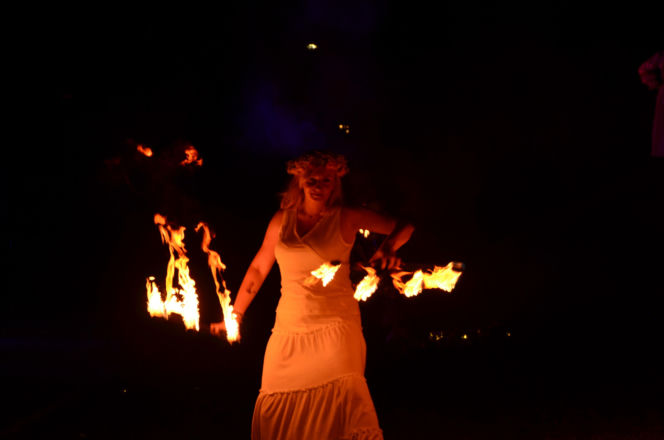 Pokaz fireshow w wykonaniu tancerzy i tancerek Teatru Ognia „Mantra” z Makowa Mazowieckiego