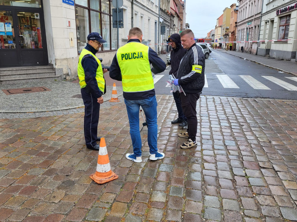 Samochód osobowy wjechał w grupę pieszych. Są ranni