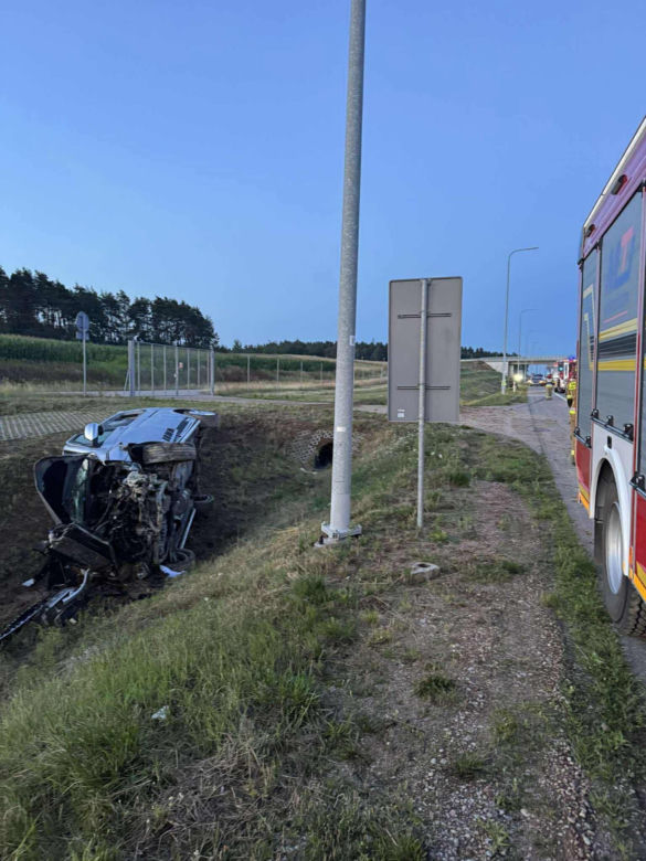Poważny wypadek pod Łomżą. Bus wypadł z drogi. Wielu poszkodowanych