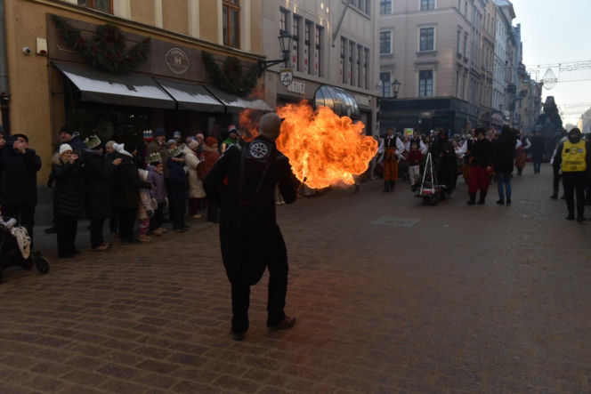Orszak Trzech Króli 2026 w Toruniu. Zdjęcia z samego serca starówki