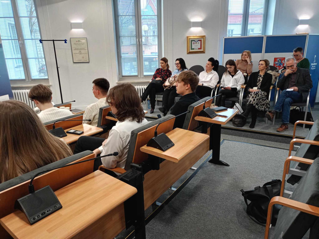 Debata młodzieży odbyła się w ramach kampanii profilaktycznej „Widzę – Rozmawiam – Reaguję”