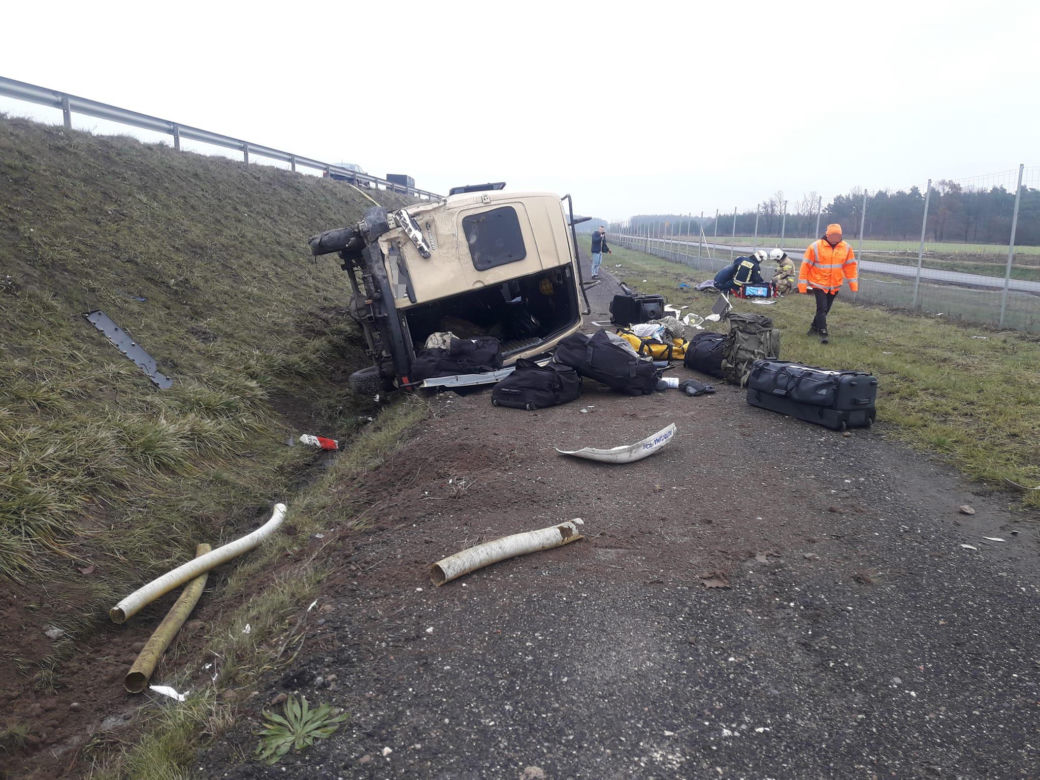 Żołnierz reanimowany po wypadku na A1 pod Piotrkowem. W jego busie pękła opona