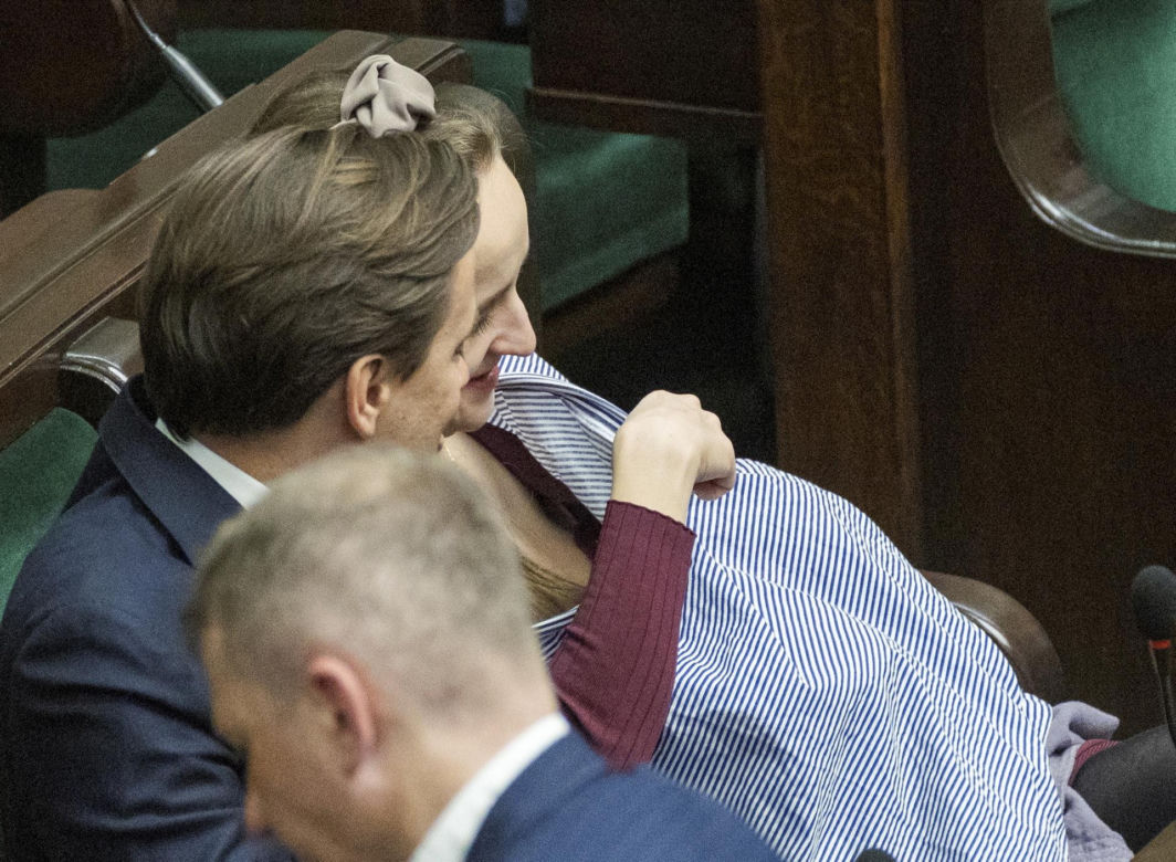 Krzysztof Bosak z żoną Kariną i dzieckiem w Sejmie