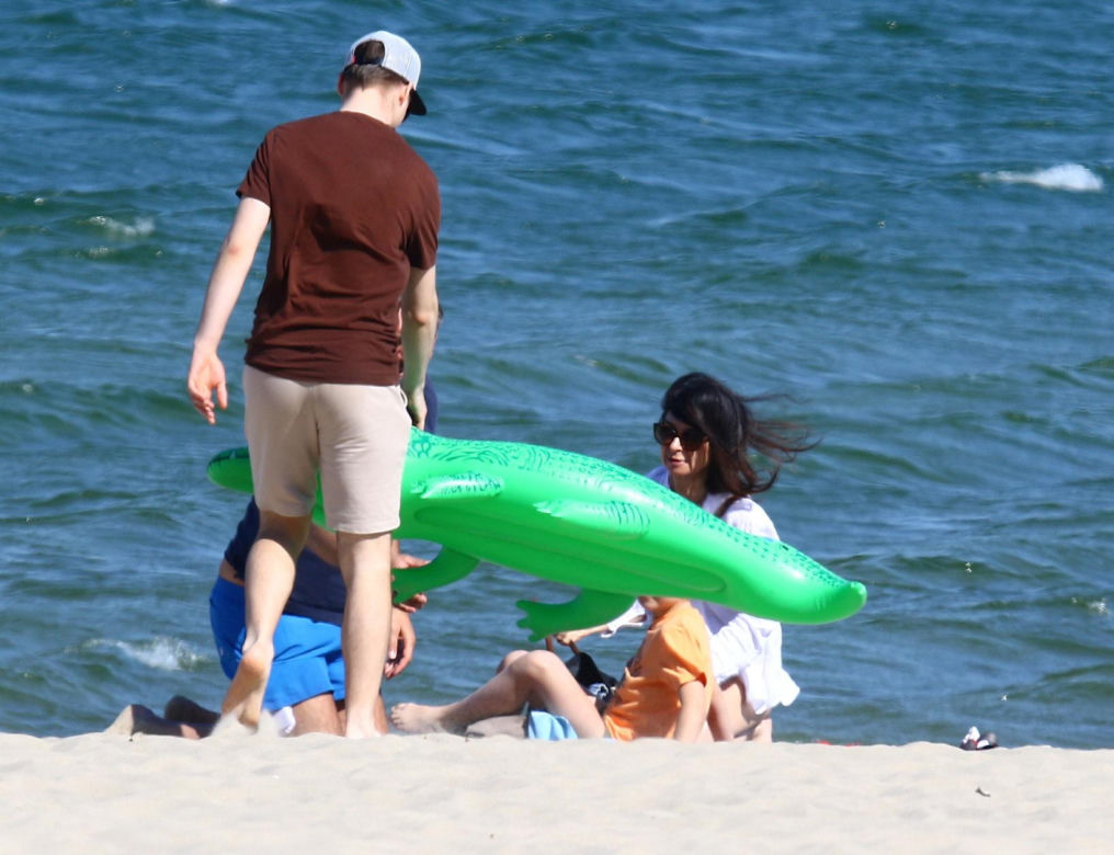 Marta Kaczyńska z mężem i synem na plaży