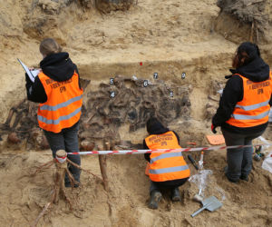 Historyczne znalezisko w warszawskim lesie. Doły śmierci na Białołęce. Wśród ofiar kobieta z długim warkoczem 