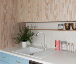 Kawalerka z niebieskimi akcentami