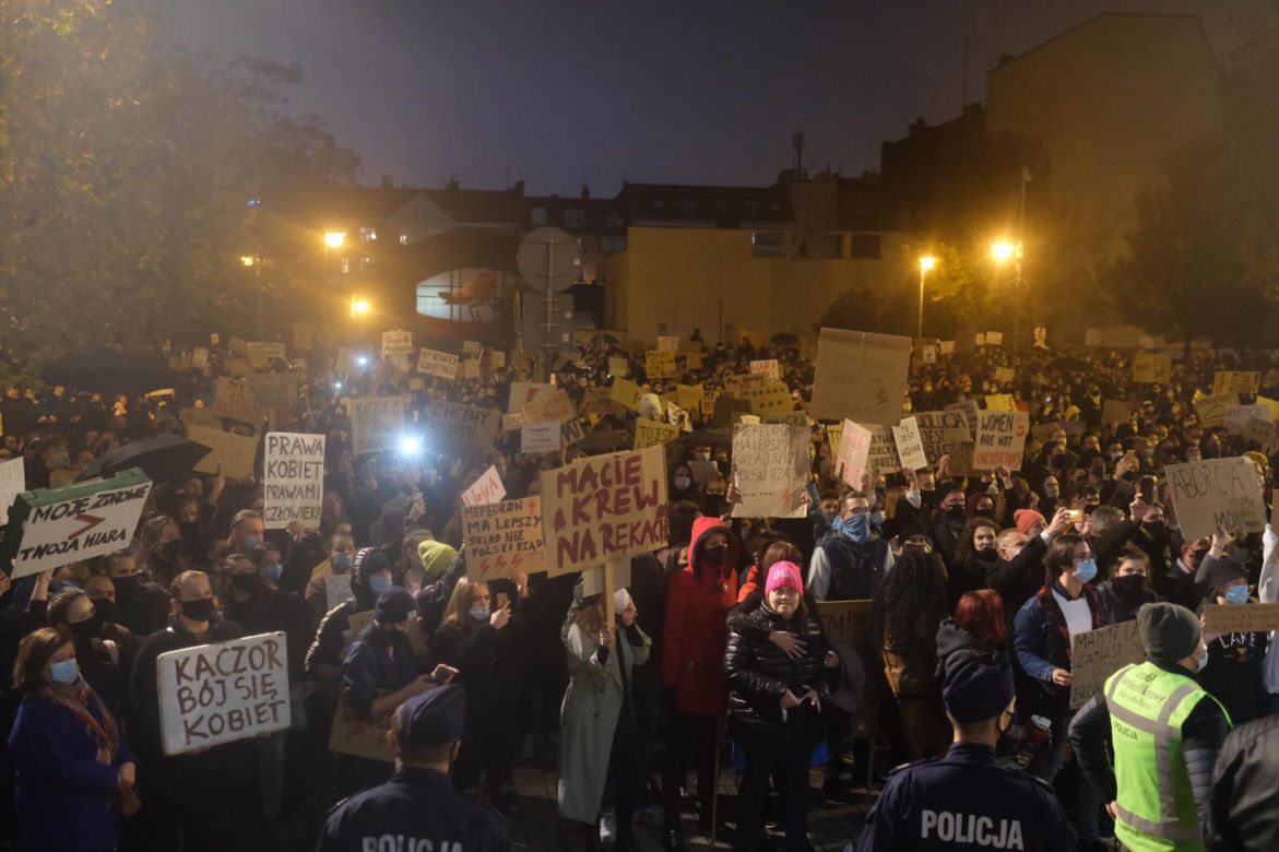 Strajk kobiet w Katowicach. Policja użyła gazu. Są zatrzymania [ZDJĘCIA]