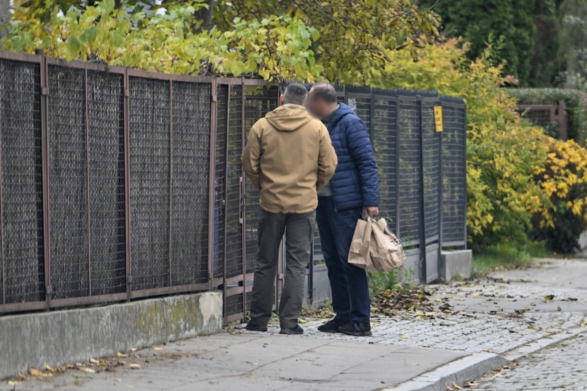 Prezes Kaczyński chory. Kierowca przywiózł mu zakupy do domu