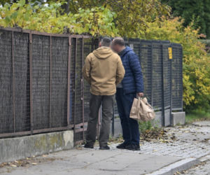 Prezes Kaczyński chory. Kierowca przywiózł mu zakupy do domu