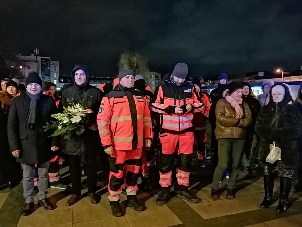 Siedlczanie wyrazili swój sprzeciw przeciwko agresji i wsparcie dla rodziny ratownika medycznego, który zginął w ataku nożownika