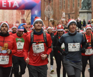 23. Festiwal Biegów Świętych Mikołajów w Toruniu. Zdjęcia ze starówki