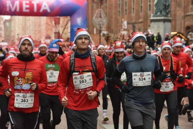 23. Festiwal Biegów Świętych Mikołajów w Toruniu. Zdjęcia ze starówki