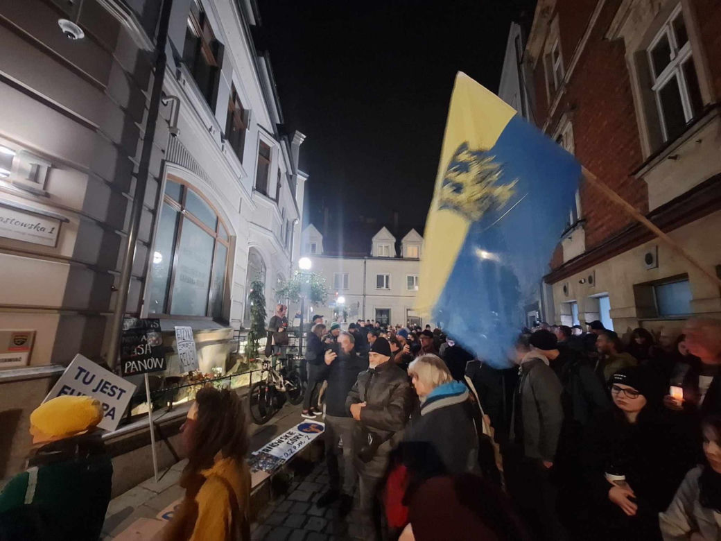 Impreza pożegnalna pod biurem poselskim Barbary Dziuk. "O Barbaro, królowo donosów!" 