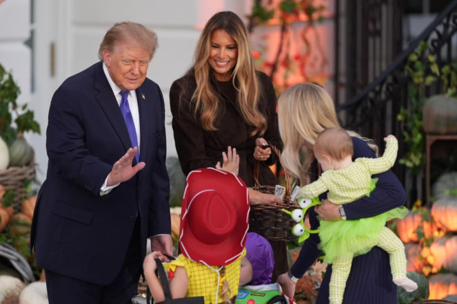 Donald Trump i Melania świętowali Halloween. Prezydencki samolot zaskoczył gości
