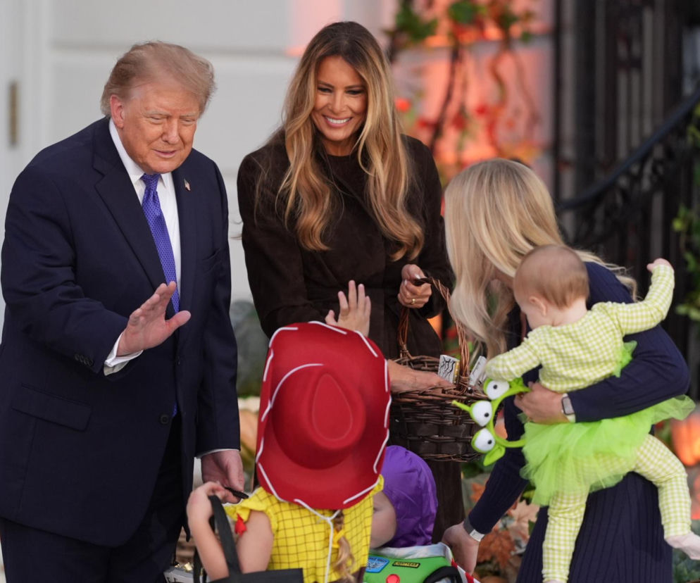 Donald Trump i Melania Trump rozdają słodycze dzieciom podczas Halloween. O imprezie w Białym Domu przeczytasz na Eska.