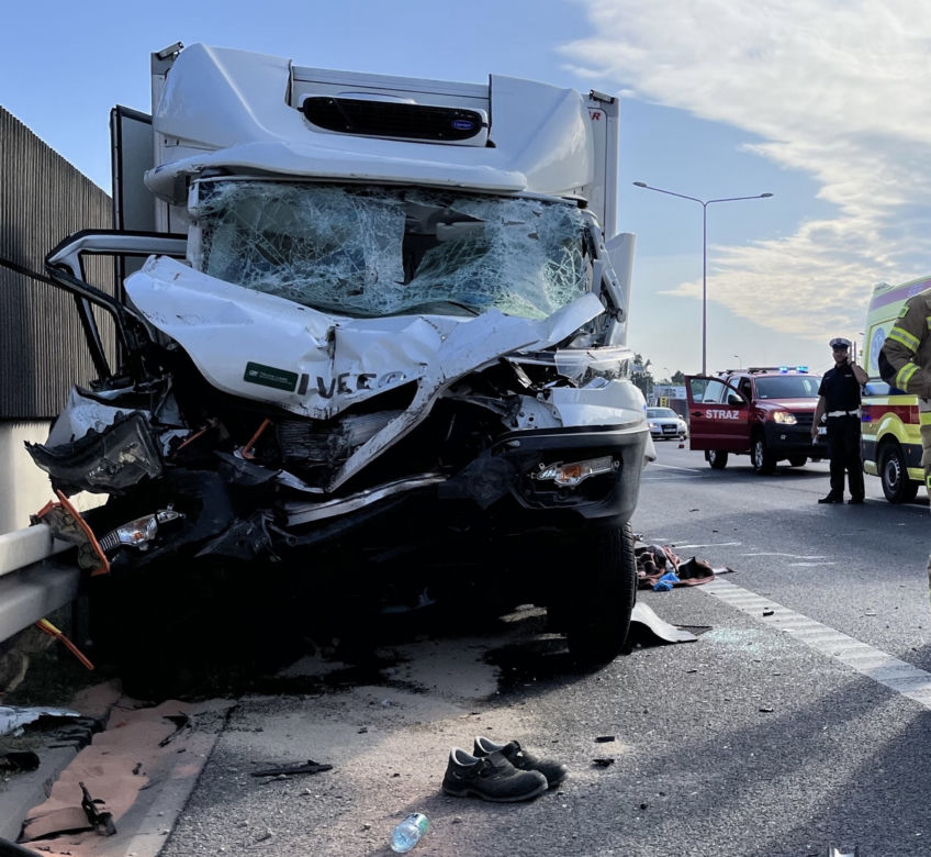 Wypadek na S8 w Wolicy. Kierowca samochodu dostawczego został zakleszczony w kabinie swojego pojazdu