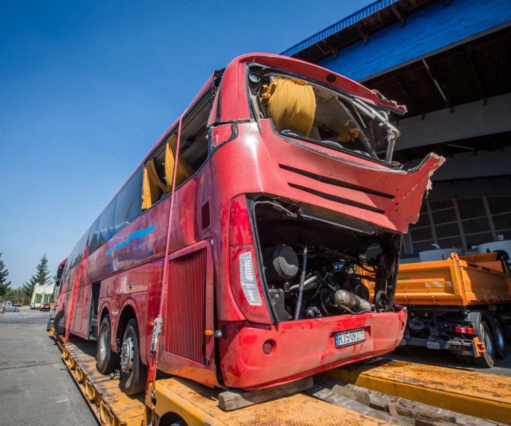Mocno zniszczony tył czerwonego autokaru na lawecie po wypadku na Węgrzech. O szczegółach tragedii przeczytasz w Eska.