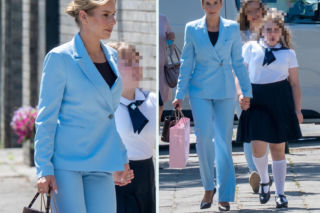 Marta Nawrocka z Kasią na zakończenie roku szkolnego. Pierwsza dama w błękicie, córeczka w mundurku
