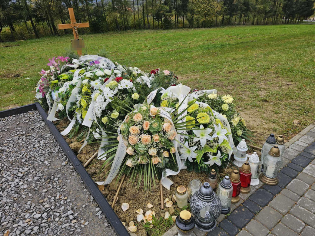 Policjant zginął od strzału w głowę. grób Roberta [GALERIA]