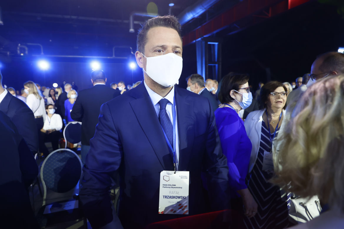 Prezydent Rafał Trzaskowski jedyny na sali w maseczce 