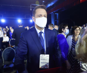 Prezydent Rafał Trzaskowski jedyny na sali w maseczce 