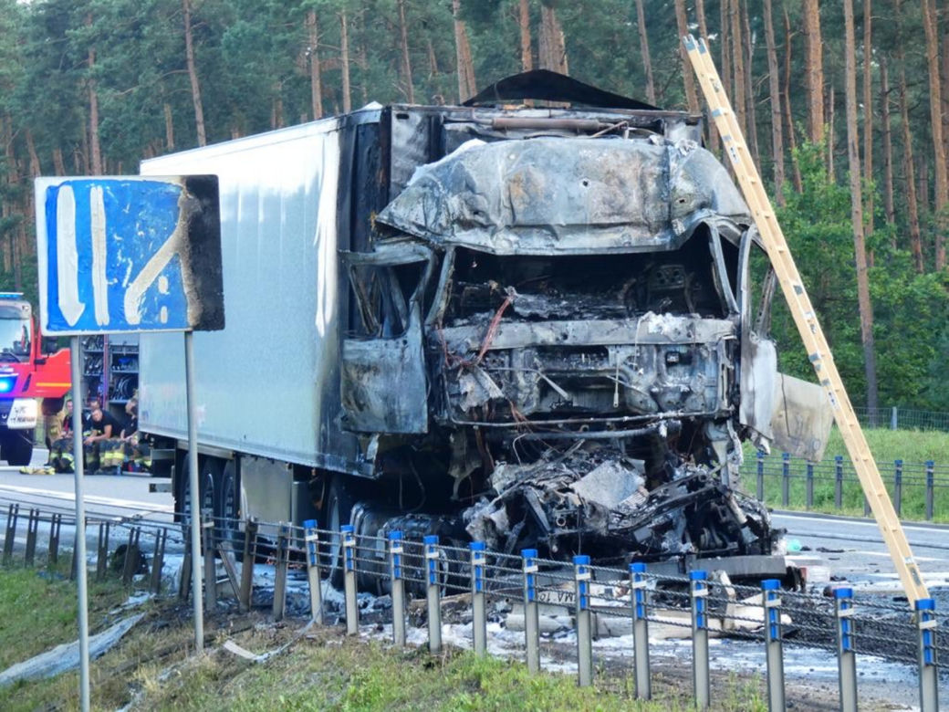 Makabra pod Żyrardowem. Zderzyły się dwie ciężarówki. Jedna z nich stanęła w ogniu! Kierowca zmarł w szpitalu