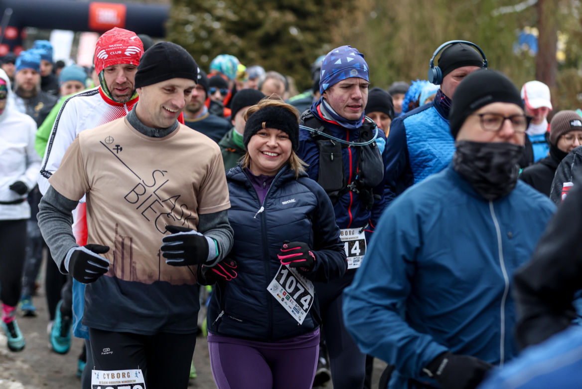 Wystrzał startera zamiast szampana. Tłumy powitały Nowy Rok na XX Śląskim Maratonie Noworocznym Cyborg