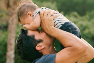 Ojcowie masowo idą na urlopy rodzicielskie. Dlaczego kariera kobiet wciąż na tym cierpi?